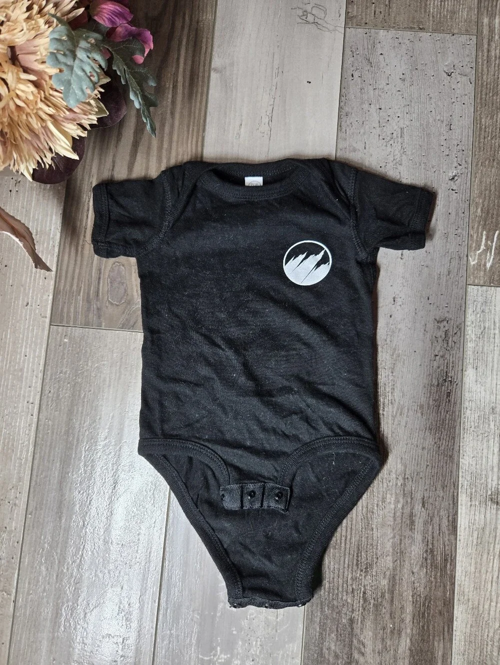 Rabbit Skins Baby Black & White Flatirons Church Onesie Bodysuit Size 6m